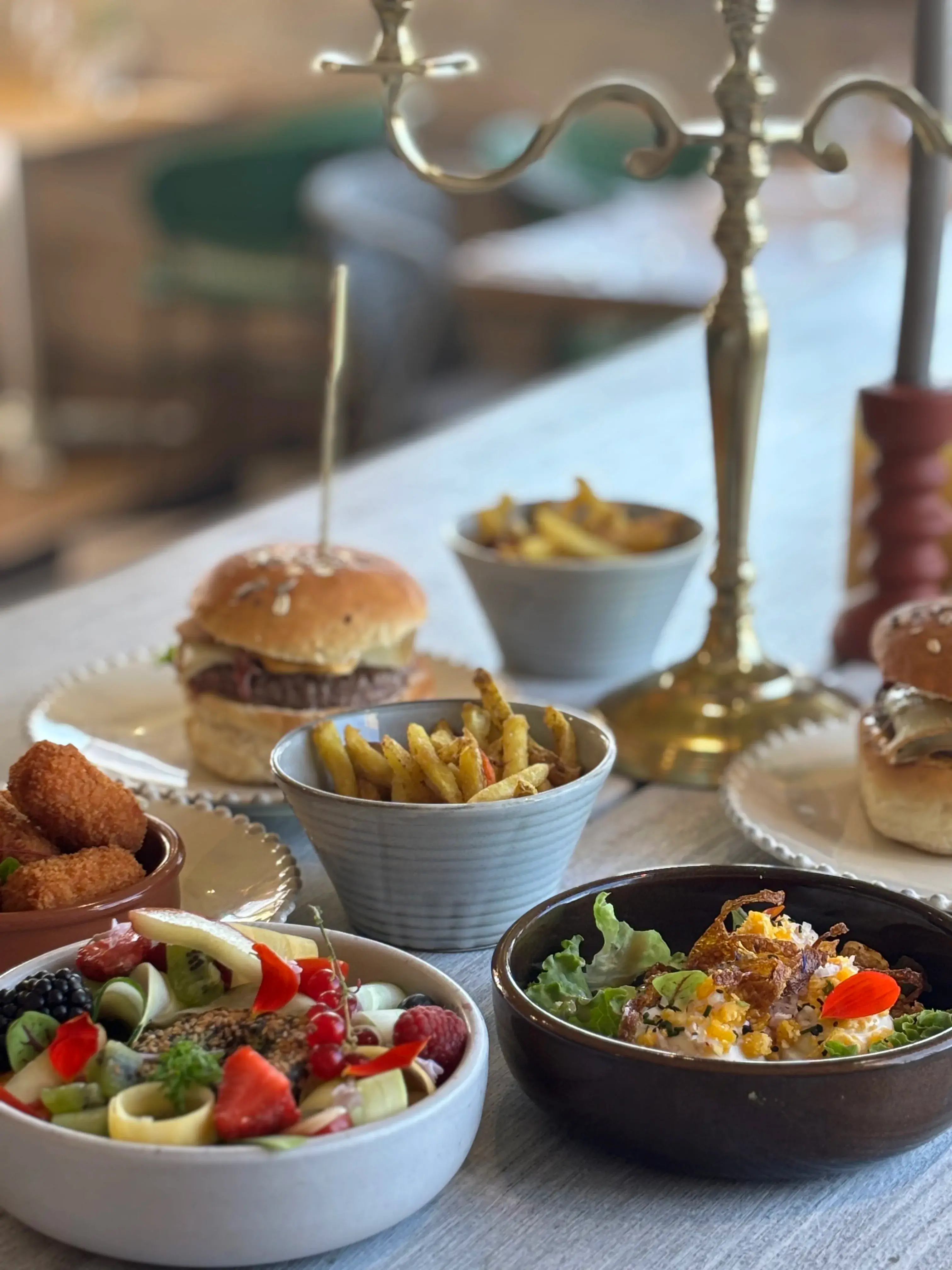 Burger frites et salade