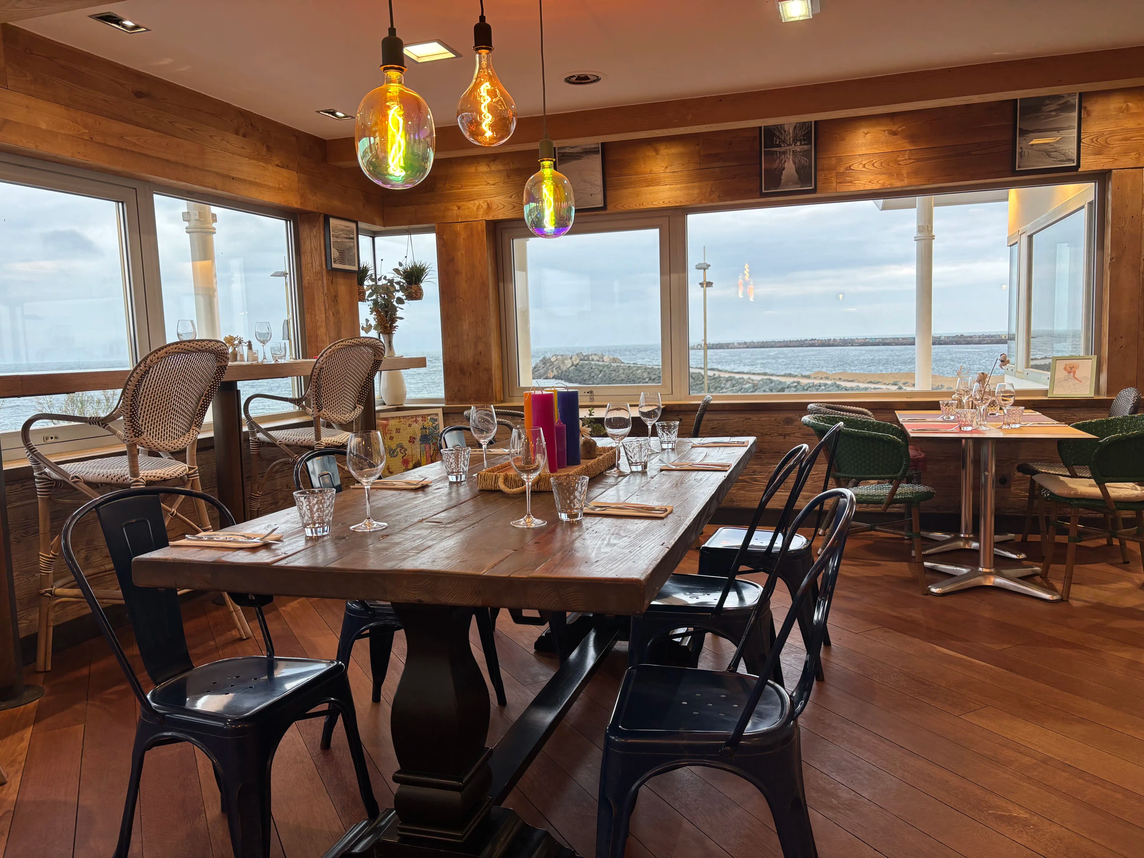 Escalier et lampe en raphia